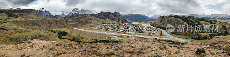 阿根廷巴塔哥尼亚，Chaltén及其周围山脉的全景(Los Glaciares国家公园)